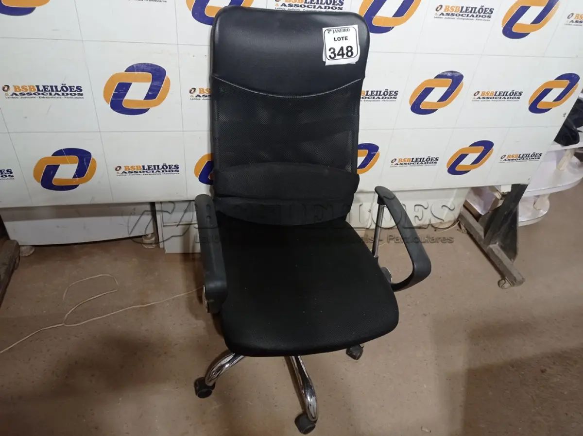 LOTE 348 - 01 CADEIRA DE ESCRITÓRIO COM ESPALDAR ALTO. (NO ESTADO) ATENÇÃO! FAZER A VISITAÇÃO ANTES DE ARREMATAR, NÃO SABEMOS SE FUNCIONA. LEILÃO NÃO TEM GARANTIA E NEM DEVOLUÇÃO, SUJEITO A POSSÍVEIS AVARIAS VISÍVEIS/OCULTAS E/OU AUSÊNCIA DE COMPONENTES.