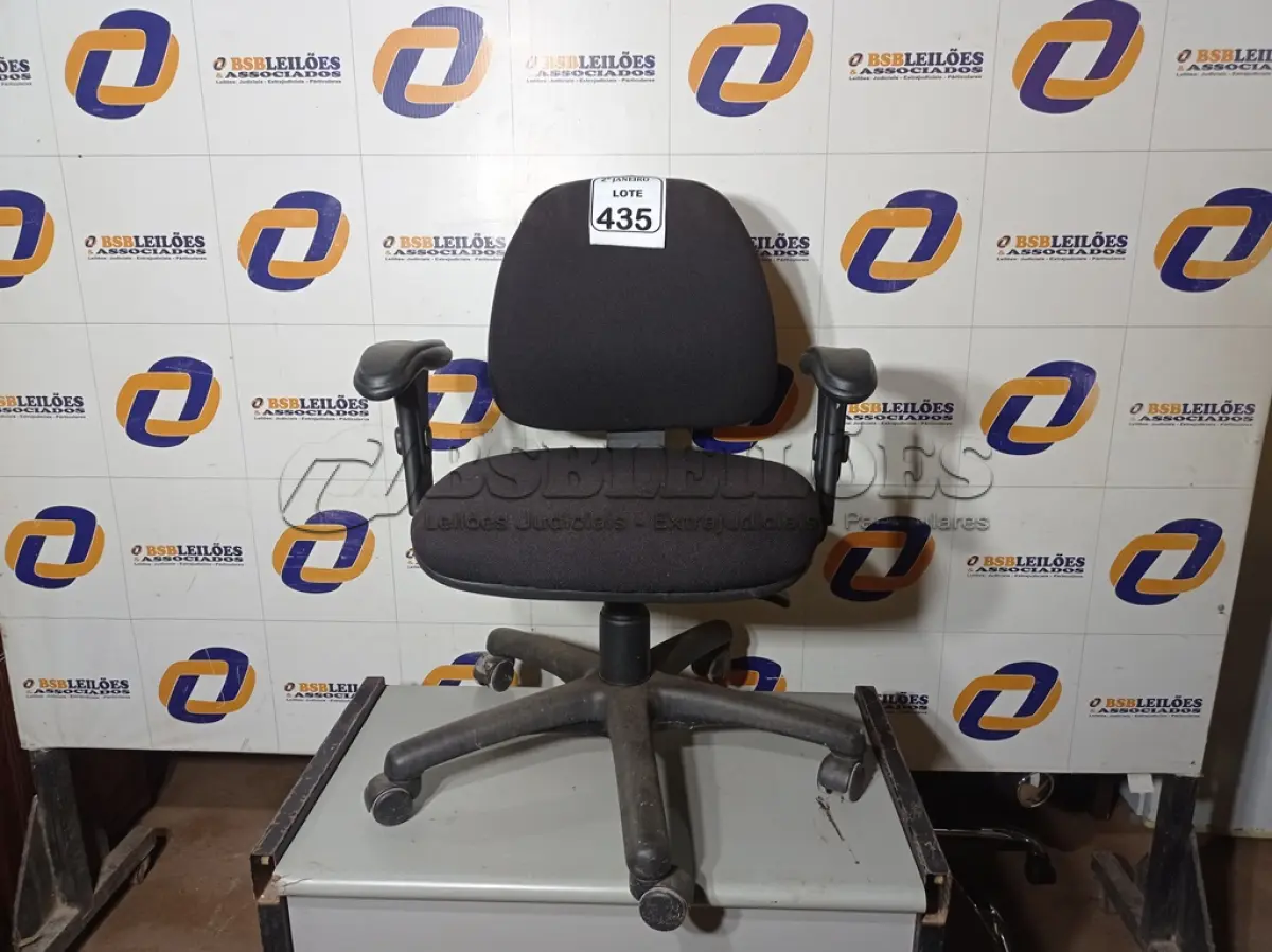 LOTE 435 - 01 CADEIRA DE ESCRITÓRIO GIRATÓRIA. (NO ESTADO) ATENÇÃO! FAZER A VISITAÇÃO ANTES DE ARREMATAR, NÃO SABEMOS SE FUNCIONA. LEILÃO NÃO TEM GARANTIA E NEM DEVOLUÇÃO, SUJEITO A POSSÍVEIS AVARIAS VISÍVEIS/OCULTAS E/OU AUSÊNCIA DE COMPONENTES.