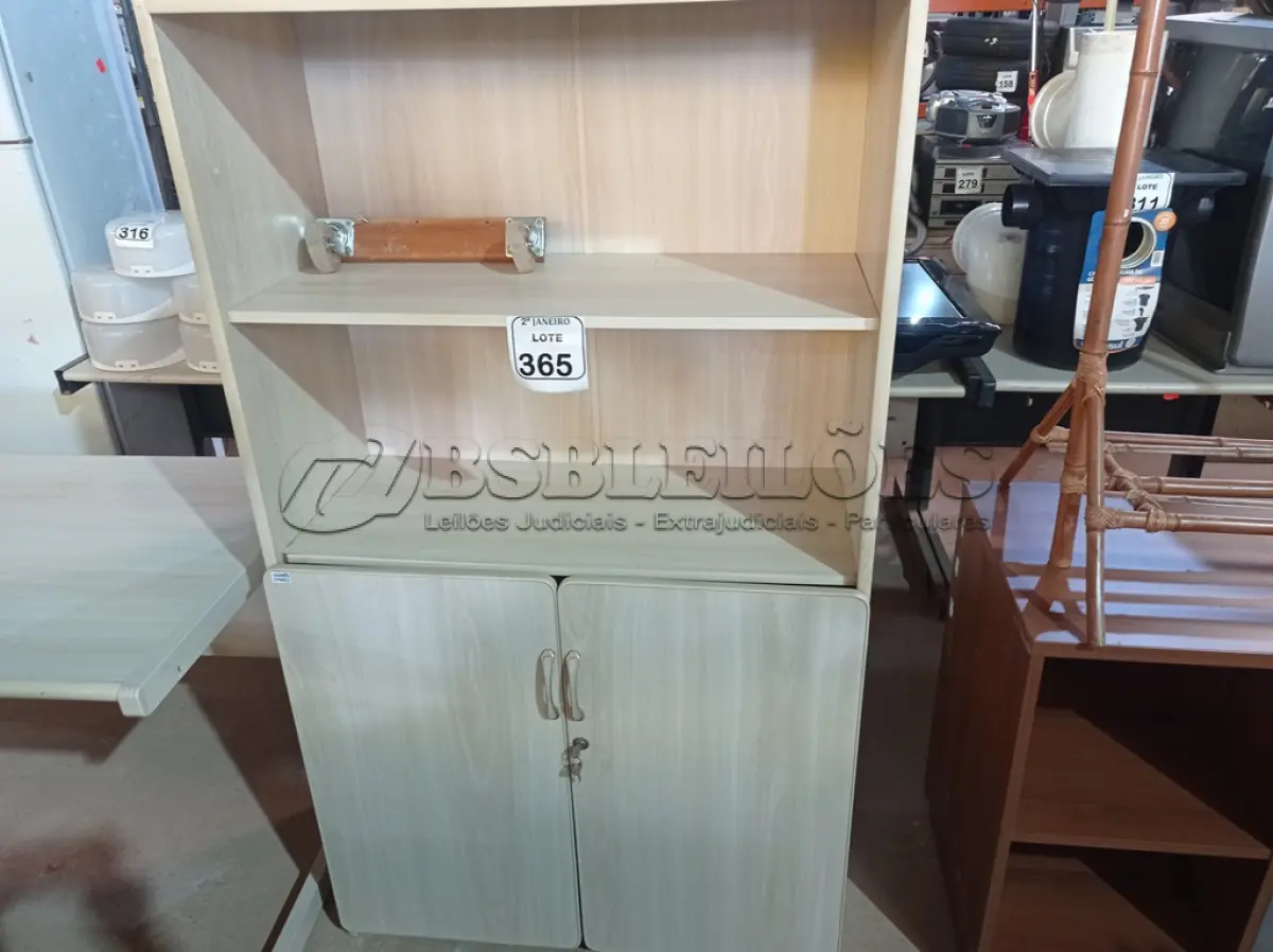 LOTE 365 - 01 ARMÁRIO EM MADEIRA PARA ESCRITÓRIO COM 02 PORTAS E PRATELEIRA. (NO ESTADO) ATENÇÃO! FAZER A VISITAÇÃO ANTES DE ARREMATAR, NÃO SABEMOS SE FUNCIONA. LEILÃO NÃO TEM GARANTIA E NEM DEVOLUÇÃO, SUJEITO A POSSÍVEIS AVARIAS VISÍVEIS/OCULTAS E/OU AUSÊNCIA DE COMPONENTES.