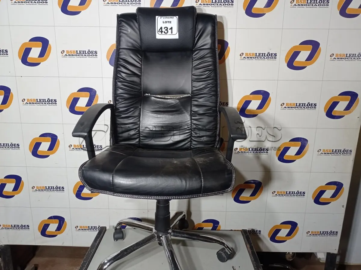 LOTE 431 - 01 CADEIRA DE ESCRITÓRIO COM ESPALDAR ALTO. (NO ESTADO) ATENÇÃO! FAZER A VISITAÇÃO ANTES DE ARREMATAR, NÃO SABEMOS SE FUNCIONA. LEILÃO NÃO TEM GARANTIA E NEM DEVOLUÇÃO, SUJEITO A POSSÍVEIS AVARIAS VISÍVEIS/OCULTAS E/OU AUSÊNCIA DE COMPONENTES.
