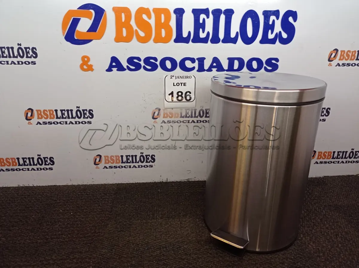 LOTE 186 - 01 LIXEIRA EM INOX COM PEDAL CAPACIDADE 12 L. (NOVA). (NO ESTADO) ATENÇÃO! FAZER A VISITAÇÃO ANTES DE ARREMATAR, NÃO SABEMOS SE FUNCIONA. LEILÃO NÃO TEM GARANTIA E NEM DEVOLUÇÃO, SUJEITO A POSSÍVEIS AVARIAS VISÍVEIS/OCULTAS E/OU AUSÊNCIA DE COMPONENTES.
