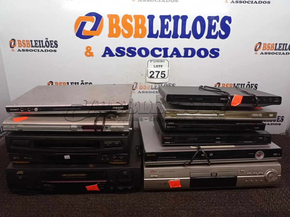 LOTE 275 - 01 LOTE COM DVD’S E VHS DIVERSOS. (NO ESTADO) ATENÇÃO! FAZER A VISITAÇÃO ANTES DE ARREMATAR, NÃO SABEMOS SE FUNCIONA. LEILÃO NÃO TEM GARANTIA E NEM DEVOLUÇÃO, SUJEITO A POSSÍVEIS AVARIAS VISÍVEIS/OCULTAS E/OU AUSÊNCIA DE COMPONENTES.