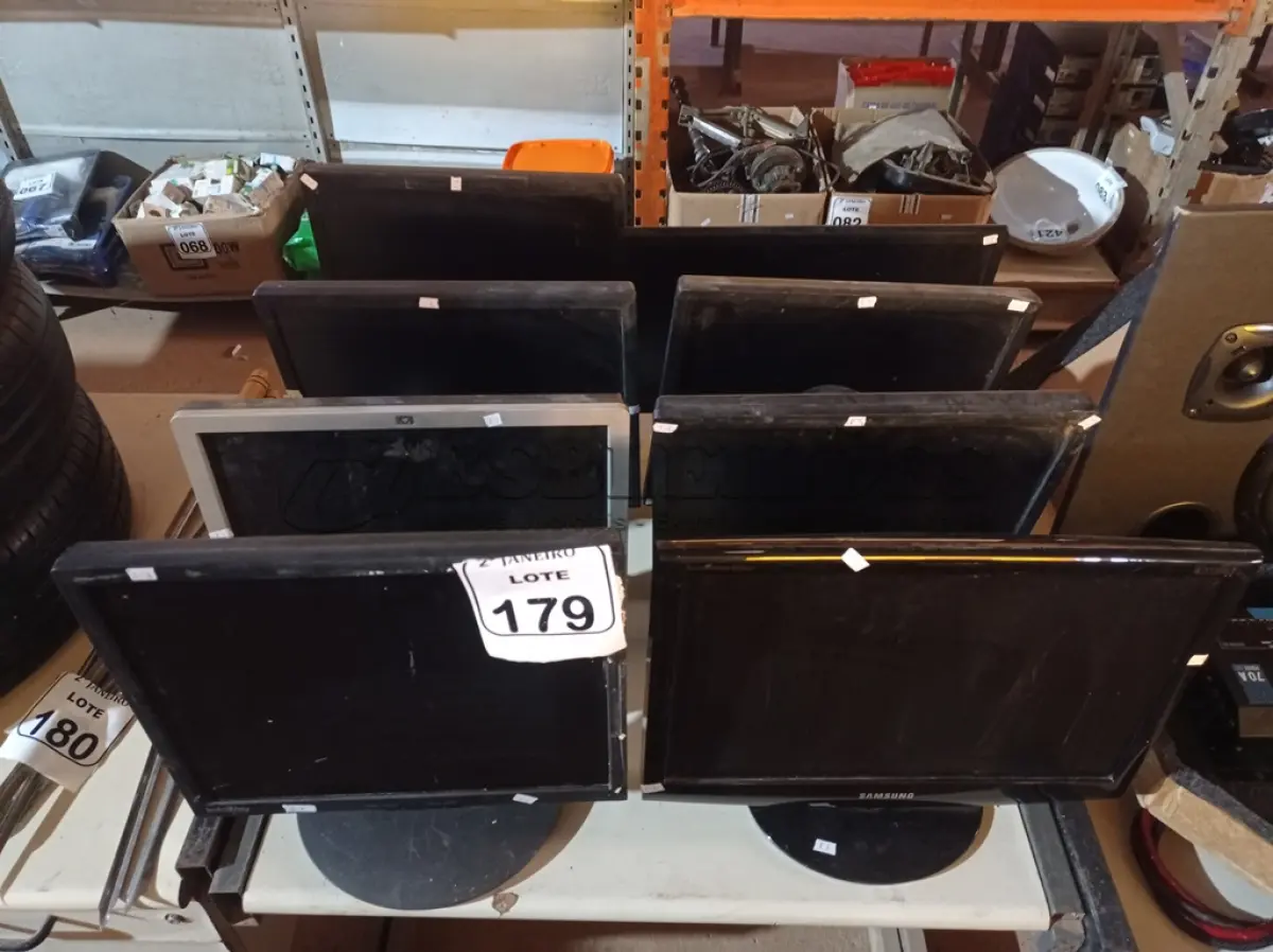 LOTE 179 - 08 MONITORES MARCAS E MODELOS DIVERSOS. (NO ESTADO) ATENÇÃO! FAZER A VISITAÇÃO ANTES DE ARREMATAR, NÃO SABEMOS SE FUNCIONA. LEILÃO NÃO TEM GARANTIA E NEM DEVOLUÇÃO, SUJEITO A POSSÍVEIS AVARIAS VISÍVEIS/OCULTAS E/OU AUSÊNCIA DE COMPONENTES.