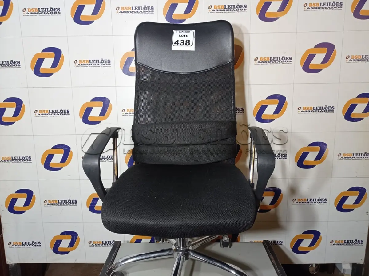 LOTE 438 - 01 CADEIRA DE ESCRITÓRIO COM ESPALDAR ALTO. (NO ESTADO) ATENÇÃO! FAZER A VISITAÇÃO ANTES DE ARREMATAR, NÃO SABEMOS SE FUNCIONA. LEILÃO NÃO TEM GARANTIA E NEM DEVOLUÇÃO, SUJEITO A POSSÍVEIS AVARIAS VISÍVEIS/OCULTAS E/OU AUSÊNCIA DE COMPONENTES.