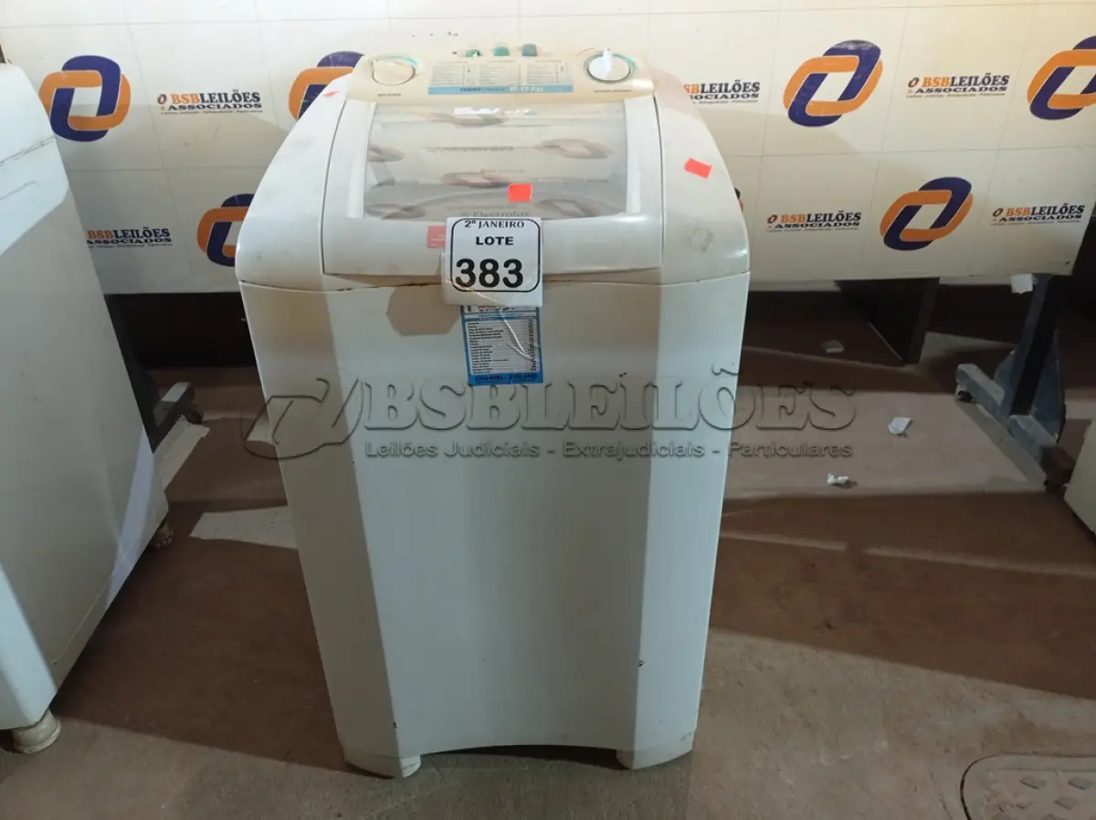 LOTE 383 - 01 MÁQUINA DE LAVAR MARCA ELECTROLUX 8KG 110V. (NO ESTADO) ATENÇÃO! FAZER A VISITAÇÃO ANTES DE ARREMATAR, NÃO SABEMOS SE FUNCIONA. LEILÃO NÃO TEM GARANTIA E NEM DEVOLUÇÃO, SUJEITO A POSSÍVEIS AVARIAS VISÍVEIS/OCULTAS E/OU AUSÊNCIA DE COMPONENTES.