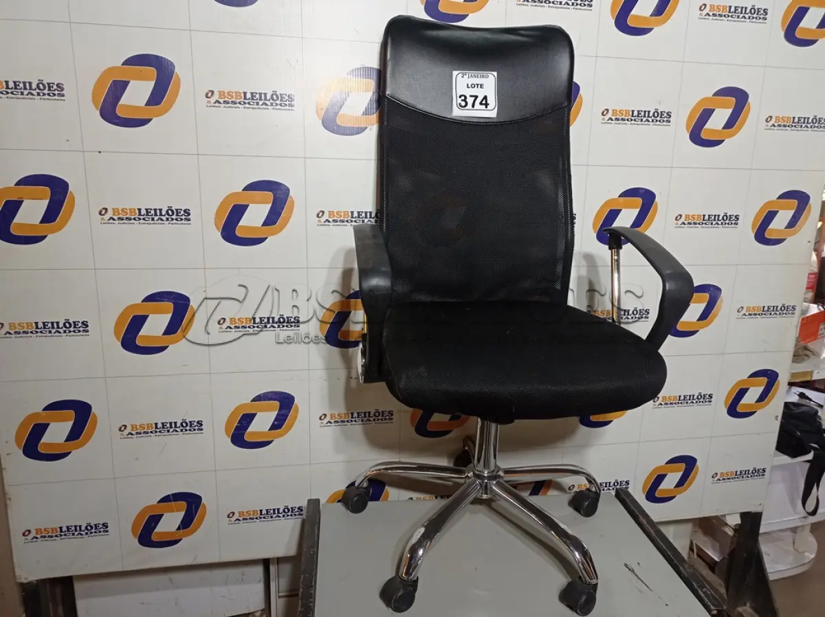 LOTE 374 - 01 CADEIRA GIRATÓRIA PARA ESCRITÓRIO COM ESPALDAR ALTO. (NO ESTADO) ATENÇÃO! FAZER A VISITAÇÃO ANTES DE ARREMATAR, NÃO SABEMOS SE FUNCIONA. LEILÃO NÃO TEM GARANTIA E NEM DEVOLUÇÃO, SUJEITO A POSSÍVEIS AVARIAS VISÍVEIS/OCULTAS E/OU AUSÊNCIA DE COMPONENTES.