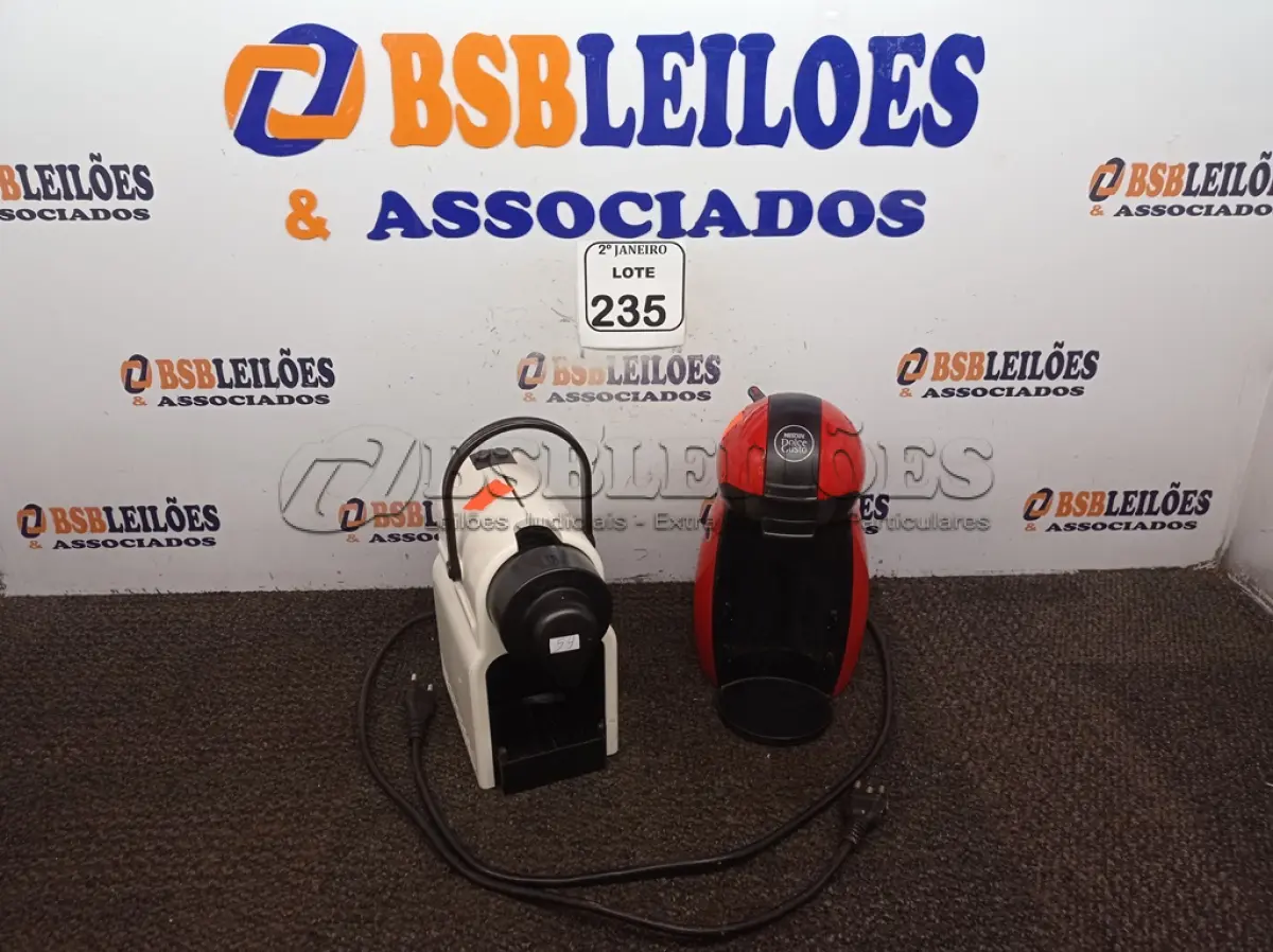 LOTE 235 - 02 CAFETEIRAS ELÉTRICAS. (NO ESTADO) ATENÇÃO! FAZER A VISITAÇÃO ANTES DE ARREMATAR, NÃO SABEMOS SE FUNCIONA. LEILÃO NÃO TEM GARANTIA E NEM DEVOLUÇÃO, SUJEITO A POSSÍVEIS AVARIAS VISÍVEIS/OCULTAS E/OU AUSÊNCIA DE COMPONENTES.