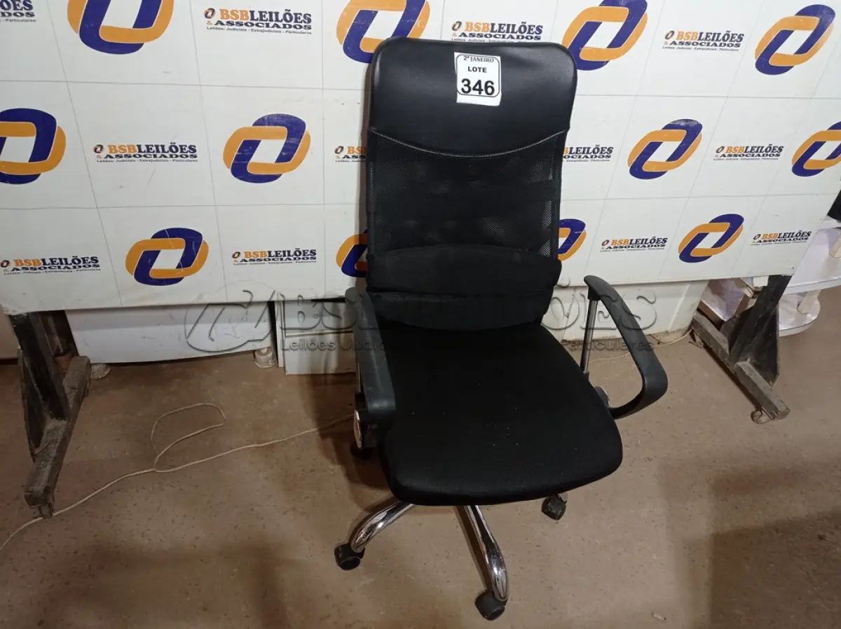 LOTE 346 - 01 CADEIRA DE ESCRITÓRIO COM ESPALDAR ALTO. (NO ESTADO) ATENÇÃO! FAZER A VISITAÇÃO ANTES DE ARREMATAR, NÃO SABEMOS SE FUNCIONA. LEILÃO NÃO TEM GARANTIA E NEM DEVOLUÇÃO, SUJEITO A POSSÍVEIS AVARIAS VISÍVEIS/OCULTAS E/OU AUSÊNCIA DE COMPONENTES.