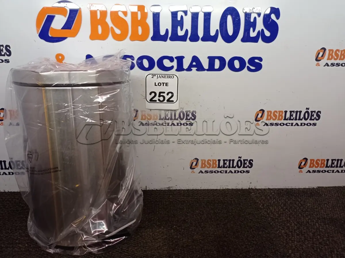 LOTE 252 - 01 LIXEIRA EM INOX COM PEDAL CAPACIDADE 12 L. (NOVA). (NO ESTADO) ATENÇÃO! FAZER A VISITAÇÃO ANTES DE ARREMATAR, NÃO SABEMOS SE FUNCIONA. LEILÃO NÃO TEM GARANTIA E NEM DEVOLUÇÃO, SUJEITO A POSSÍVEIS AVARIAS VISÍVEIS/OCULTAS E/OU AUSÊNCIA DE COMPONENTES.