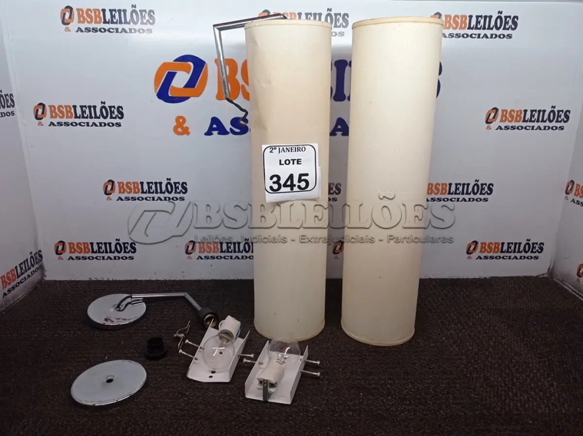 LOTE 345 - 02 LUMINÁRIAS DE PAREDE. (NO ESTADO) ATENÇÃO! FAZER A VISITAÇÃO ANTES DE ARREMATAR, NÃO SABEMOS SE FUNCIONA. LEILÃO NÃO TEM GARANTIA E NEM DEVOLUÇÃO, SUJEITO A POSSÍVEIS AVARIAS VISÍVEIS/OCULTAS E/OU AUSÊNCIA DE COMPONENTES.