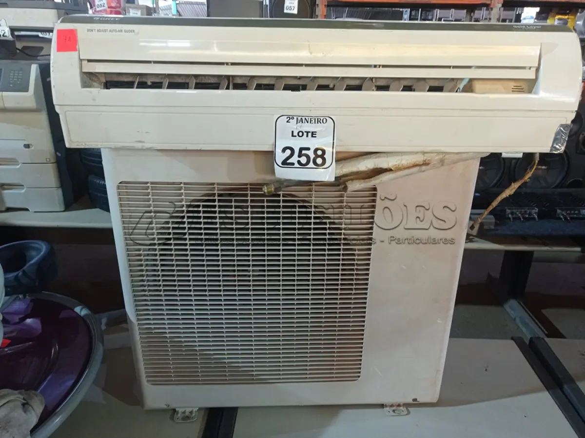 LOTE 258 - 01 CONDENSADORA E 01 EVAPORADORA MARCA GREE. (NO ESTADO) ATENÇÃO! FAZER A VISITAÇÃO ANTES DE ARREMATAR, NÃO SABEMOS SE FUNCIONA. LEILÃO NÃO TEM GARANTIA E NEM DEVOLUÇÃO, SUJEITO A POSSÍVEIS AVARIAS VISÍVEIS/OCULTAS E/OU AUSÊNCIA DE COMPONENTES.