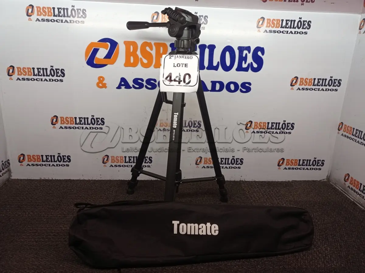 LOTE 440 - 01 TRIPÉ PARA CÂMERA MARCA TOMATE (NOVO). (NO ESTADO) ATENÇÃO! FAZER A VISITAÇÃO ANTES DE ARREMATAR, NÃO SABEMOS SE FUNCIONA. LEILÃO NÃO TEM GARANTIA E NEM DEVOLUÇÃO, SUJEITO A POSSÍVEIS AVARIAS VISÍVEIS/OCULTAS E/OU AUSÊNCIA DE COMPONENTES.