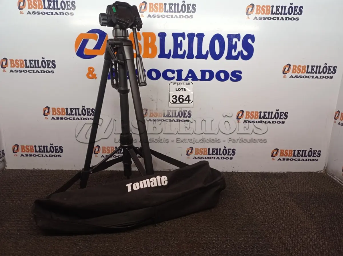 LOTE 364 - 01 TRIPÉ PARA CÂMERA MARCA TOMATE (NOVO). (NO ESTADO) ATENÇÃO! FAZER A VISITAÇÃO ANTES DE ARREMATAR, NÃO SABEMOS SE FUNCIONA. LEILÃO NÃO TEM GARANTIA E NEM DEVOLUÇÃO, SUJEITO A POSSÍVEIS AVARIAS VISÍVEIS/OCULTAS E/OU AUSÊNCIA DE COMPONENTES.
