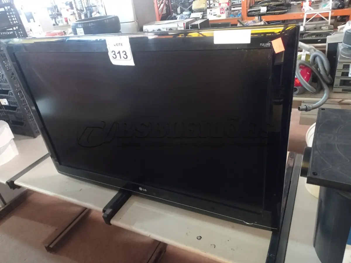 LOTE 313 - 01 TV MARCA LG 52”. (NO ESTADO) ATENÇÃO! FAZER A VISITAÇÃO ANTES DE ARREMATAR, NÃO SABEMOS SE FUNCIONA. LEILÃO NÃO TEM GARANTIA E NEM DEVOLUÇÃO, SUJEITO A POSSÍVEIS AVARIAS VISÍVEIS/OCULTAS E/OU AUSÊNCIA DE COMPONENTES.