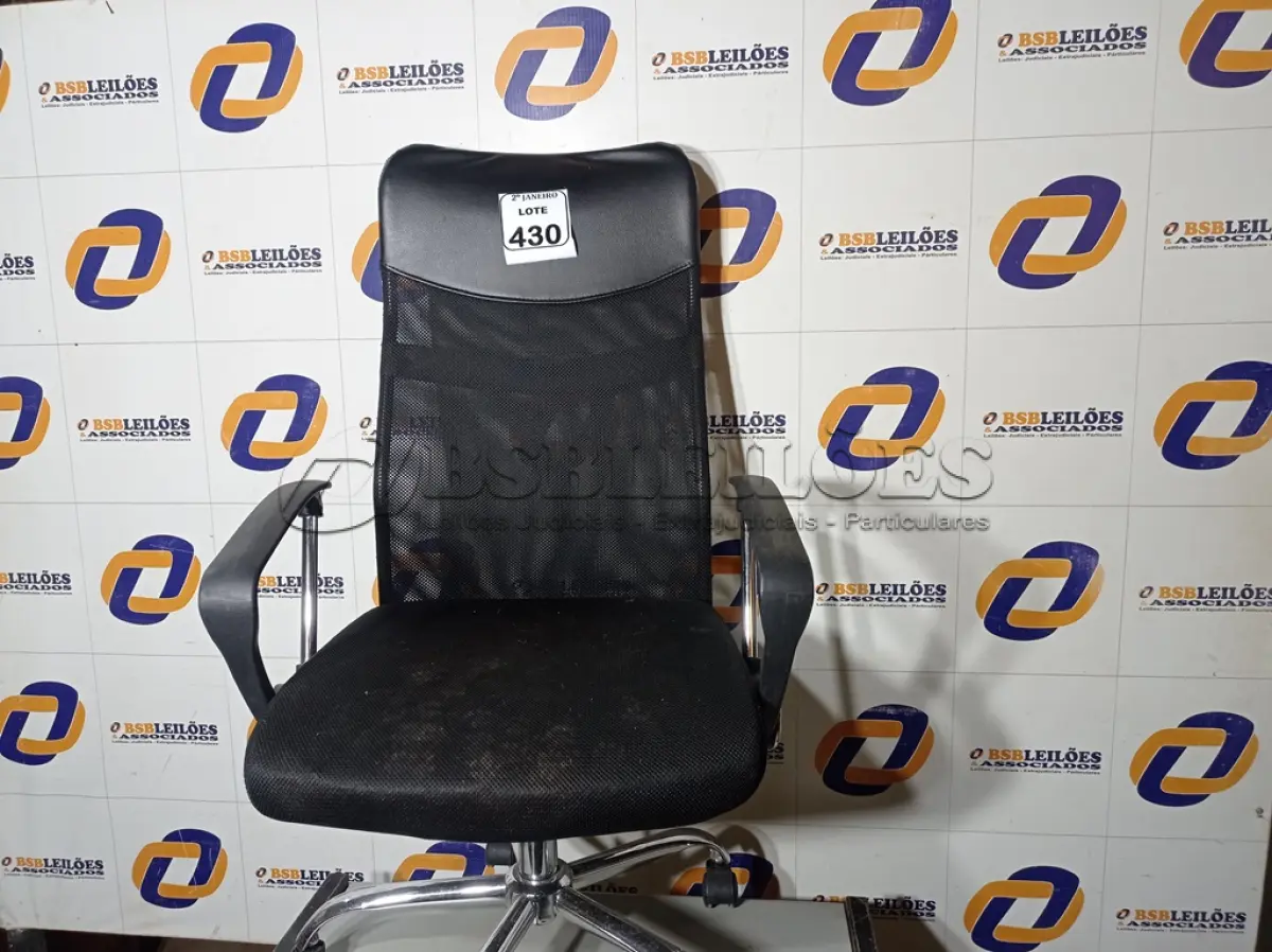 LOTE 430 - 01 CADEIRA DE ESCRITÓRIO COM ESPALDAR ALTO. (NO ESTADO) ATENÇÃO! FAZER A VISITAÇÃO ANTES DE ARREMATAR, NÃO SABEMOS SE FUNCIONA. LEILÃO NÃO TEM GARANTIA E NEM DEVOLUÇÃO, SUJEITO A POSSÍVEIS AVARIAS VISÍVEIS/OCULTAS E/OU AUSÊNCIA DE COMPONENTES.