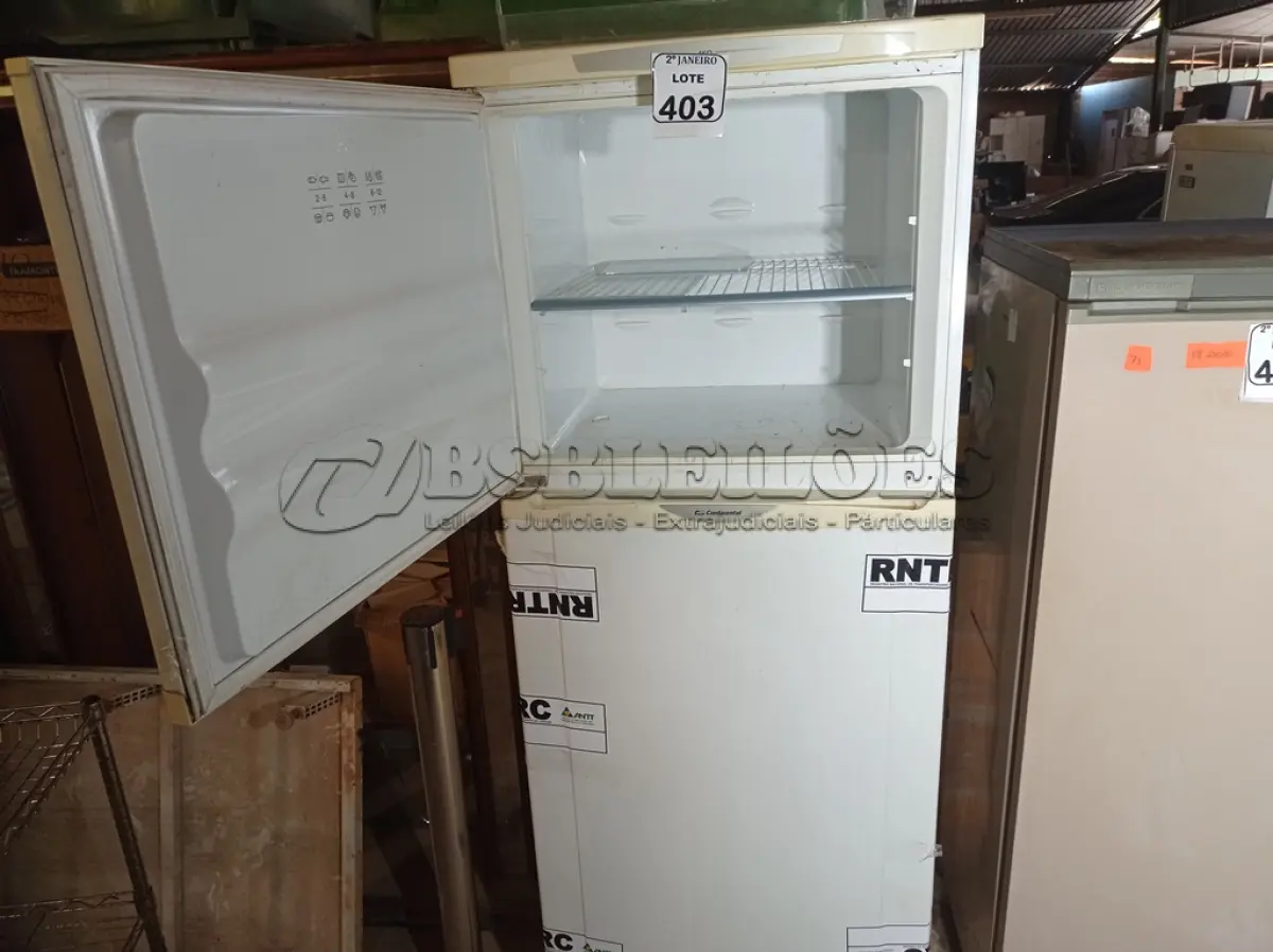 LOTE 403 - 01 GELADEIRA MARCA CONTINENTAL. (NO ESTADO) ATENÇÃO! FAZER A VISITAÇÃO ANTES DE ARREMATAR, NÃO SABEMOS SE FUNCIONA. LEILÃO NÃO TEM GARANTIA E NEM DEVOLUÇÃO, SUJEITO A POSSÍVEIS AVARIAS VISÍVEIS/OCULTAS E/OU AUSÊNCIA DE COMPONENTES.