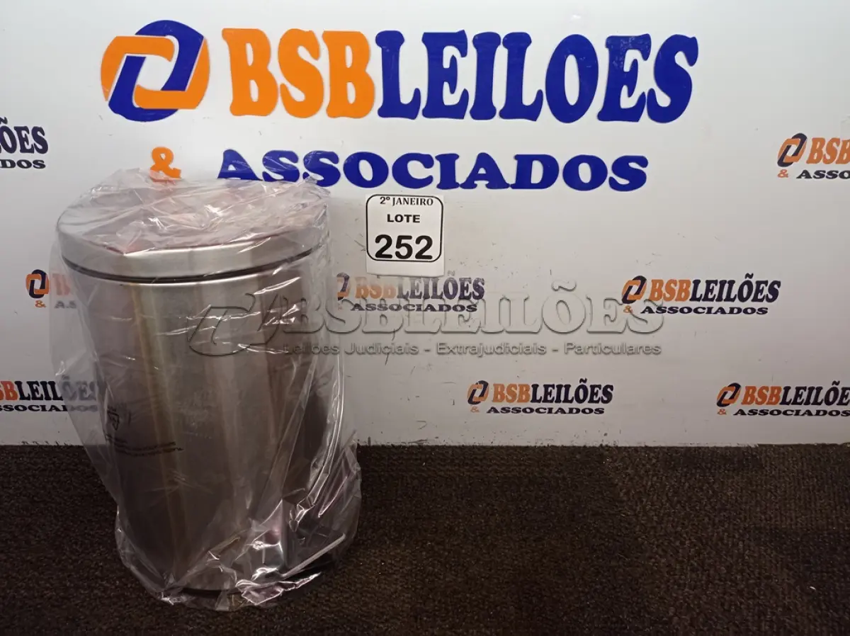 LOTE 252 - 01 LIXEIRA EM INOX COM PEDAL CAPACIDADE 12 L. (NOVA). (NO ESTADO) ATENÇÃO! FAZER A VISITAÇÃO ANTES DE ARREMATAR, NÃO SABEMOS SE FUNCIONA. LEILÃO NÃO TEM GARANTIA E NEM DEVOLUÇÃO, SUJEITO A POSSÍVEIS AVARIAS VISÍVEIS/OCULTAS E/OU AUSÊNCIA DE COMPONENTES.