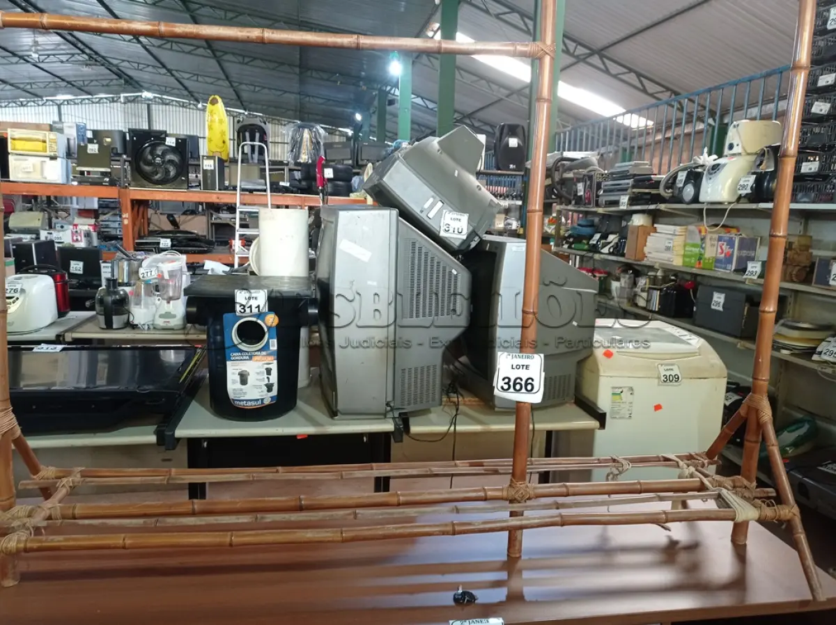 LOTE 366 - 01 ARARA PARA ROUPAS EM BAMBU. (NO ESTADO) ATENÇÃO! FAZER A VISITAÇÃO ANTES DE ARREMATAR, NÃO SABEMOS SE FUNCIONA. LEILÃO NÃO TEM GARANTIA E NEM DEVOLUÇÃO, SUJEITO A POSSÍVEIS AVARIAS VISÍVEIS/OCULTAS E/OU AUSÊNCIA DE COMPONENTES.
