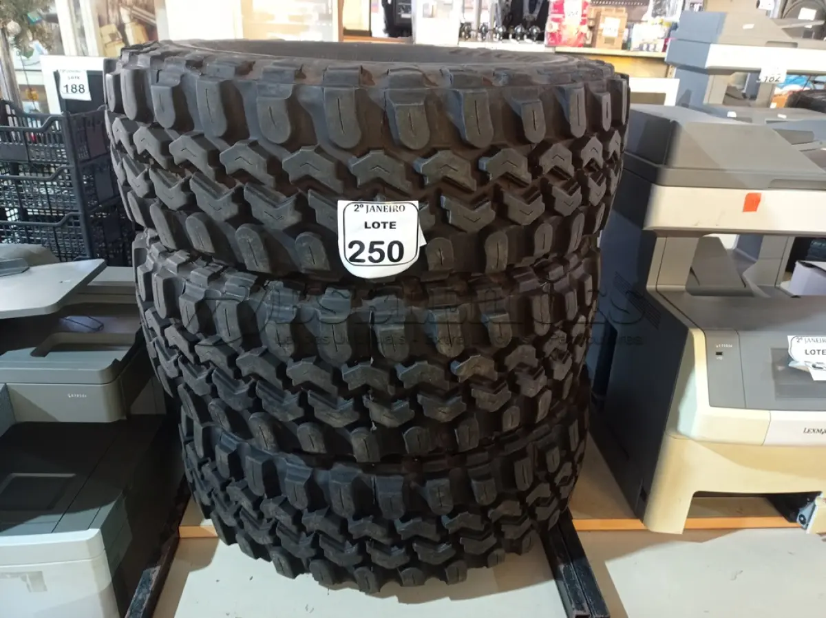 LOTE 250 - 03 PNEUS 35X12.50 ARO 17. (NO ESTADO) ATENÇÃO! FAZER A VISITAÇÃO ANTES DE ARREMATAR, NÃO SABEMOS SE FUNCIONA. LEILÃO NÃO TEM GARANTIA E NEM DEVOLUÇÃO, SUJEITO A POSSÍVEIS AVARIAS VISÍVEIS/OCULTAS E/OU AUSÊNCIA DE COMPONENTES.