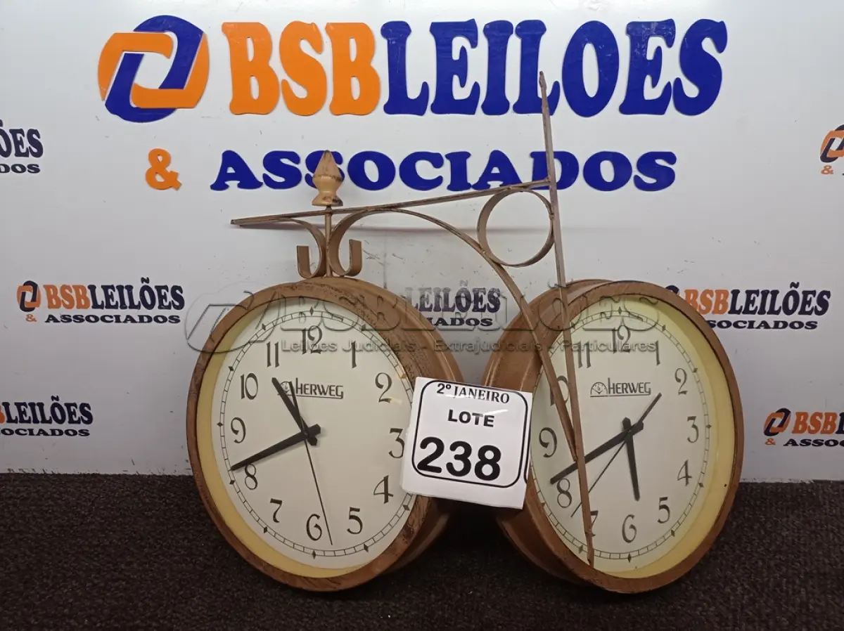 LOTE 238 - 01 RELÓGIO DE PARADE ANTIGO. (NO ESTADO) ATENÇÃO! FAZER A VISITAÇÃO ANTES DE ARREMATAR, NÃO SABEMOS SE FUNCIONA. LEILÃO NÃO TEM GARANTIA E NEM DEVOLUÇÃO, SUJEITO A POSSÍVEIS AVARIAS VISÍVEIS/OCULTAS E/OU AUSÊNCIA DE COMPONENTES.