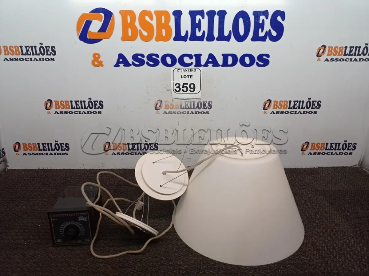 LOTE 359 - 01 LUMINÁRIA DE TETO. (NO ESTADO) ATENÇÃO! FAZER A VISITAÇÃO ANTES DE ARREMATAR, NÃO SABEMOS SE FUNCIONA. LEILÃO NÃO TEM GARANTIA E NEM DEVOLUÇÃO, SUJEITO A POSSÍVEIS AVARIAS VISÍVEIS/OCULTAS E/OU AUSÊNCIA DE COMPONENTES.