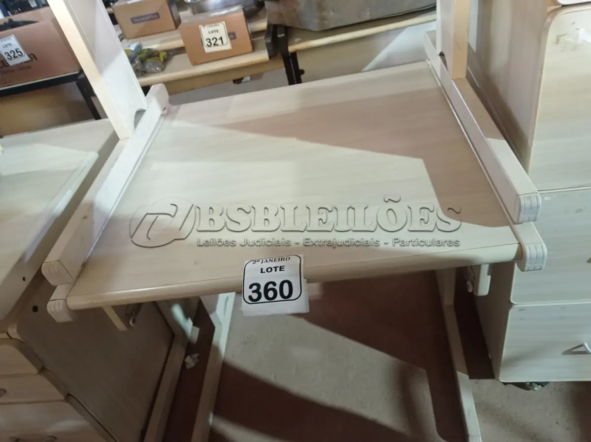 LOTE 360 - 01 MESA EM MADEIRA. (NO ESTADO) ATENÇÃO! FAZER A VISITAÇÃO ANTES DE ARREMATAR, NÃO SABEMOS SE FUNCIONA. LEILÃO NÃO TEM GARANTIA E NEM DEVOLUÇÃO, SUJEITO A POSSÍVEIS AVARIAS VISÍVEIS/OCULTAS E/OU AUSÊNCIA DE COMPONENTES.