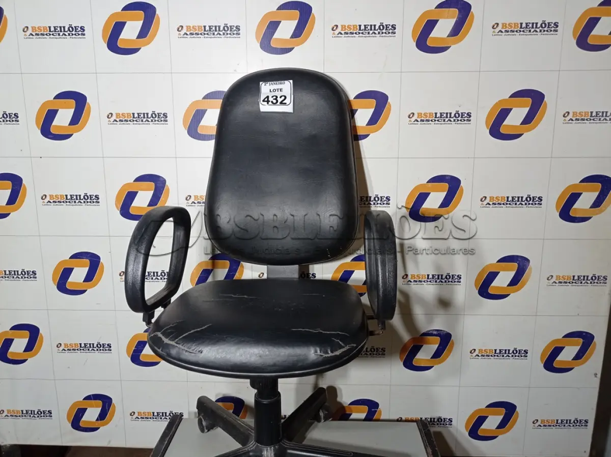 LOTE 432 - 01 CADEIRA DE ESCRITÓRIO COM ESPALDAR ALTO. (NO ESTADO) ATENÇÃO! FAZER A VISITAÇÃO ANTES DE ARREMATAR, NÃO SABEMOS SE FUNCIONA. LEILÃO NÃO TEM GARANTIA E NEM DEVOLUÇÃO, SUJEITO A POSSÍVEIS AVARIAS VISÍVEIS/OCULTAS E/OU AUSÊNCIA DE COMPONENTES.