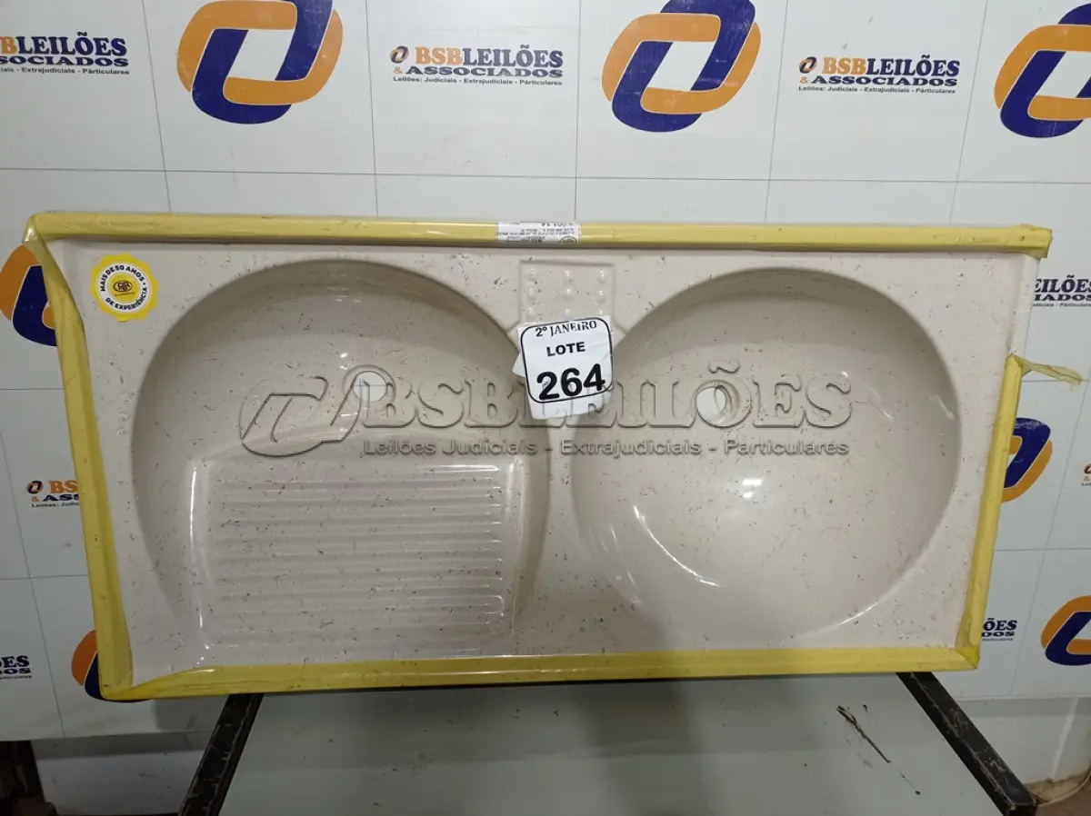 LOTE 264 - 01 TANQUE DE FIBRA 100X51CM. (NO ESTADO) ATENÇÃO! FAZER A VISITAÇÃO ANTES DE ARREMATAR, NÃO SABEMOS SE FUNCIONA. LEILÃO NÃO TEM GARANTIA E NEM DEVOLUÇÃO, SUJEITO A POSSÍVEIS AVARIAS VISÍVEIS/OCULTAS E/OU AUSÊNCIA DE COMPONENTES.