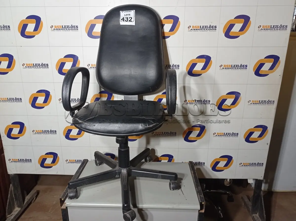 LOTE 432 - 01 CADEIRA DE ESCRITÓRIO COM ESPALDAR ALTO. (NO ESTADO) ATENÇÃO! FAZER A VISITAÇÃO ANTES DE ARREMATAR, NÃO SABEMOS SE FUNCIONA. LEILÃO NÃO TEM GARANTIA E NEM DEVOLUÇÃO, SUJEITO A POSSÍVEIS AVARIAS VISÍVEIS/OCULTAS E/OU AUSÊNCIA DE COMPONENTES.