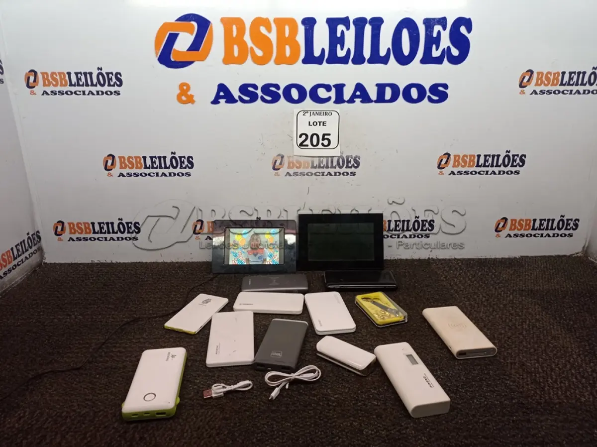 LOTE 205 - 01 LOTE COM CARREGADORES PORTÁTEIS. (NO ESTADO) ATENÇÃO! FAZER A VISITAÇÃO ANTES DE ARREMATAR, NÃO SABEMOS SE FUNCIONA. LEILÃO NÃO TEM GARANTIA E NEM DEVOLUÇÃO, SUJEITO A POSSÍVEIS AVARIAS VISÍVEIS/OCULTAS E/OU AUSÊNCIA DE COMPONENTES.