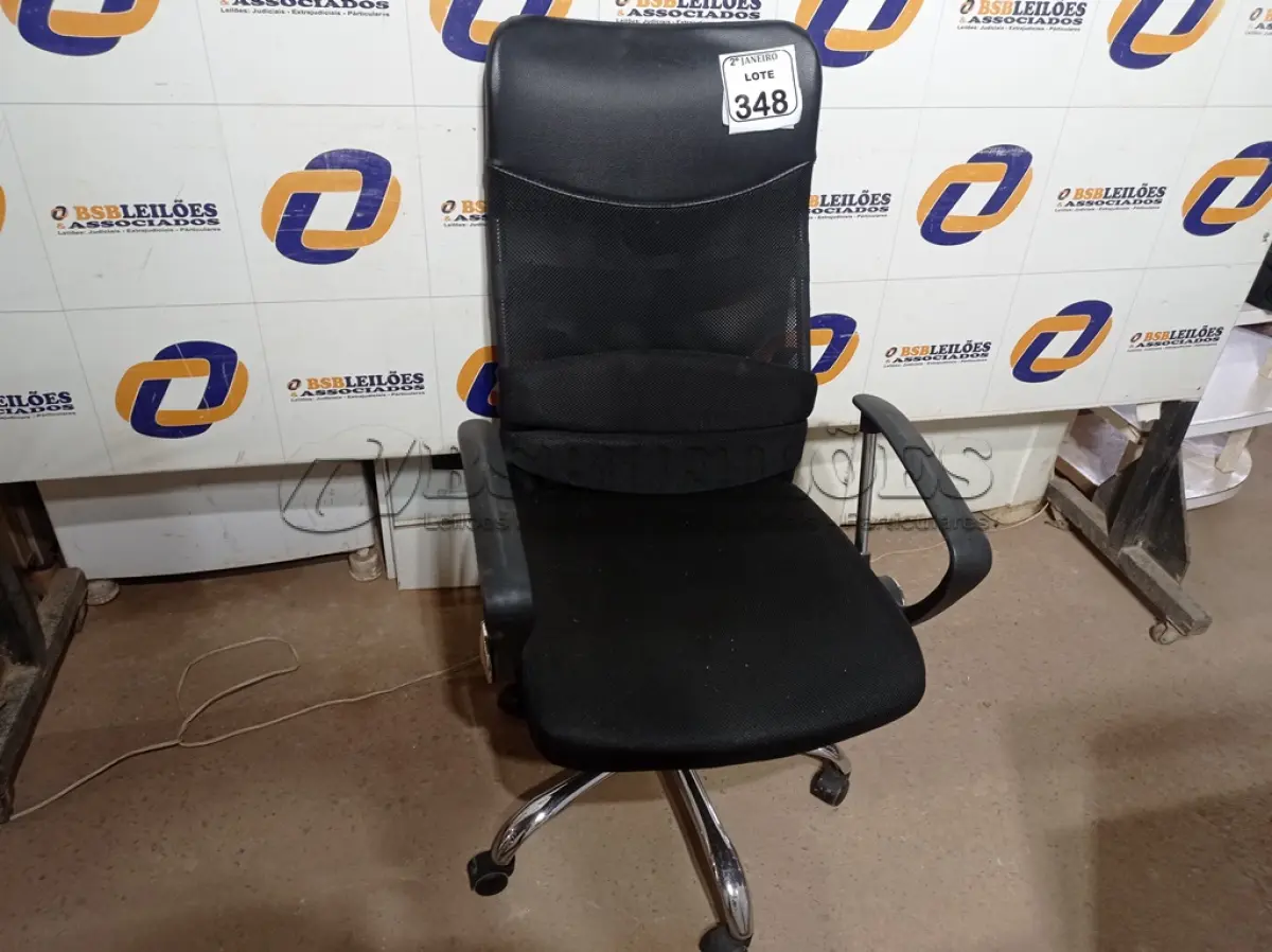 LOTE 348 - 01 CADEIRA DE ESCRITÓRIO COM ESPALDAR ALTO. (NO ESTADO) ATENÇÃO! FAZER A VISITAÇÃO ANTES DE ARREMATAR, NÃO SABEMOS SE FUNCIONA. LEILÃO NÃO TEM GARANTIA E NEM DEVOLUÇÃO, SUJEITO A POSSÍVEIS AVARIAS VISÍVEIS/OCULTAS E/OU AUSÊNCIA DE COMPONENTES.