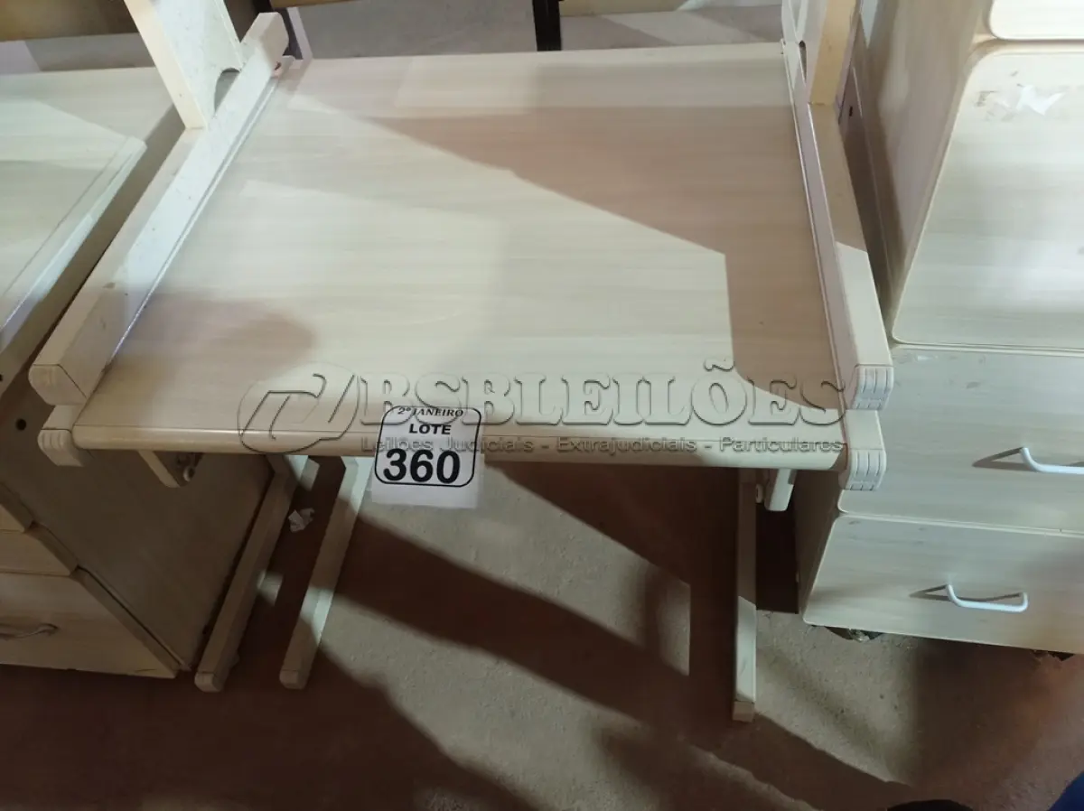 LOTE 360 - 01 MESA EM MADEIRA. (NO ESTADO) ATENÇÃO! FAZER A VISITAÇÃO ANTES DE ARREMATAR, NÃO SABEMOS SE FUNCIONA. LEILÃO NÃO TEM GARANTIA E NEM DEVOLUÇÃO, SUJEITO A POSSÍVEIS AVARIAS VISÍVEIS/OCULTAS E/OU AUSÊNCIA DE COMPONENTES.