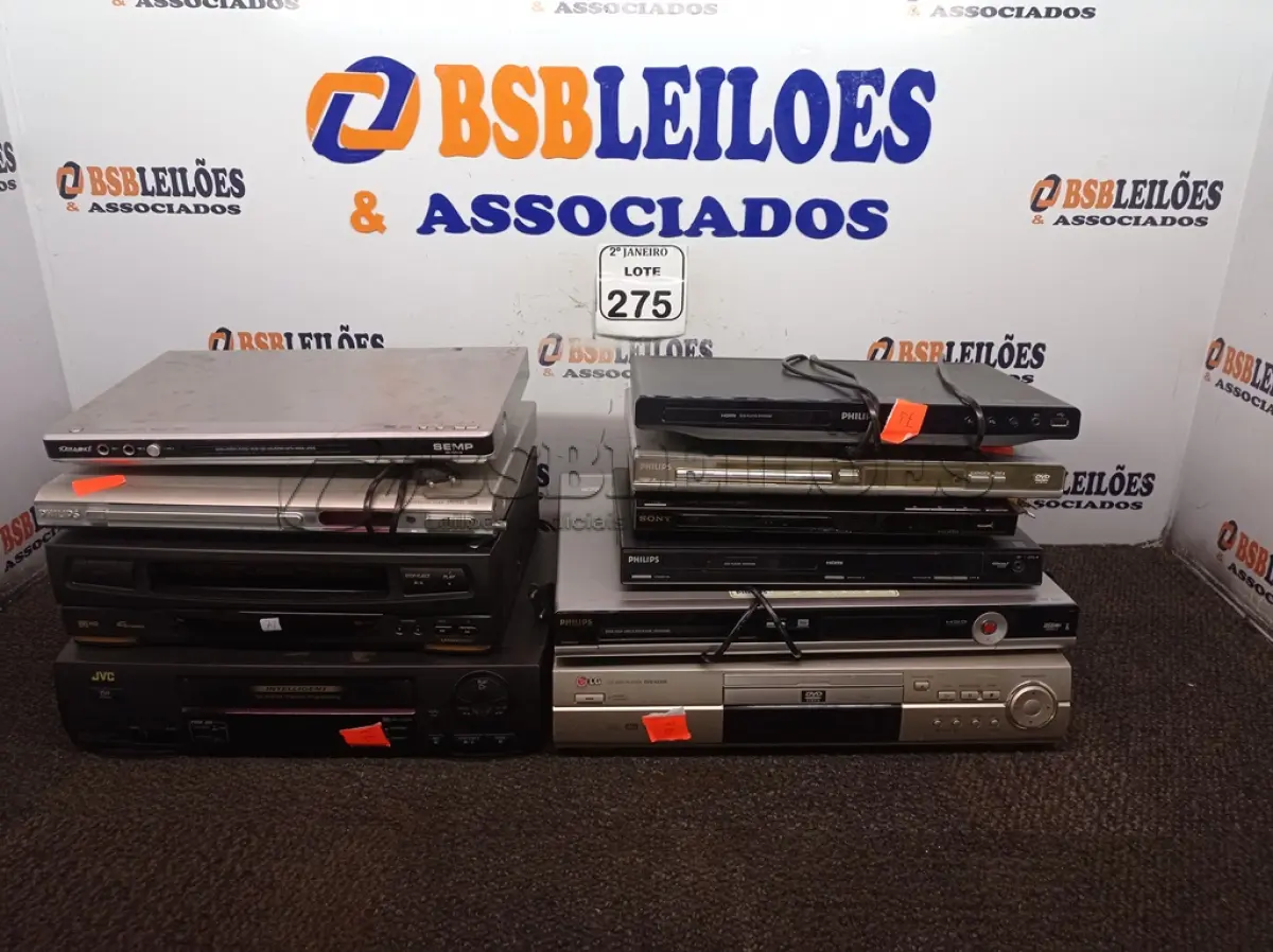LOTE 275 - 01 LOTE COM DVD’S E VHS DIVERSOS. (NO ESTADO) ATENÇÃO! FAZER A VISITAÇÃO ANTES DE ARREMATAR, NÃO SABEMOS SE FUNCIONA. LEILÃO NÃO TEM GARANTIA E NEM DEVOLUÇÃO, SUJEITO A POSSÍVEIS AVARIAS VISÍVEIS/OCULTAS E/OU AUSÊNCIA DE COMPONENTES.