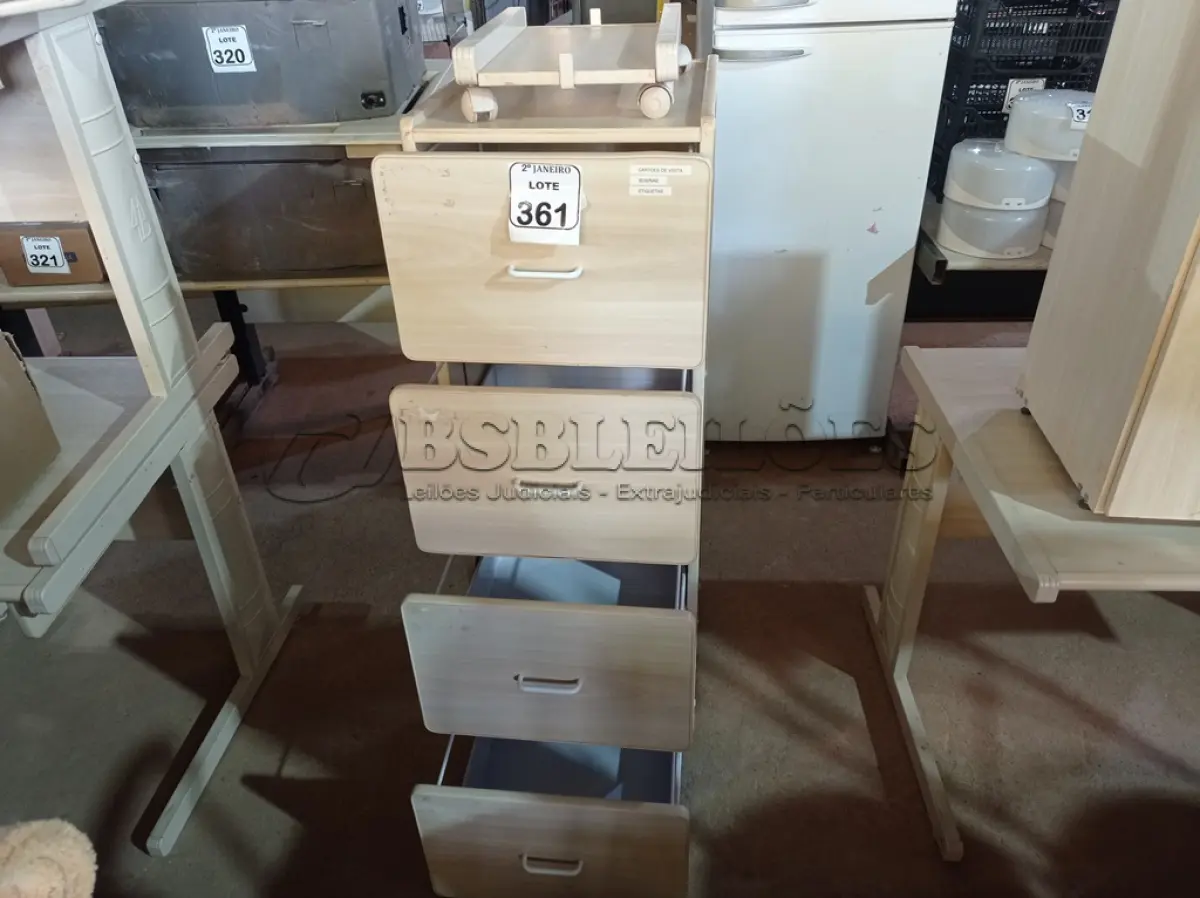 LOTE 361 - 01 ARQUIVO EM MADEIRA PARA ESCRITÓRIO. (NO ESTADO) ATENÇÃO! FAZER A VISITAÇÃO ANTES DE ARREMATAR, NÃO SABEMOS SE FUNCIONA. LEILÃO NÃO TEM GARANTIA E NEM DEVOLUÇÃO, SUJEITO A POSSÍVEIS AVARIAS VISÍVEIS/OCULTAS E/OU AUSÊNCIA DE COMPONENTES.