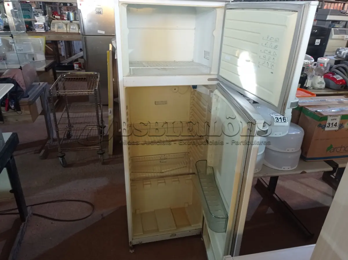 LOTE 318 - 01 GELADEIRA MARCA DACO 220V. (NO ESTADO) ATENÇÃO! FAZER A VISITAÇÃO ANTES DE ARREMATAR, NÃO SABEMOS SE FUNCIONA. LEILÃO NÃO TEM GARANTIA E NEM DEVOLUÇÃO, SUJEITO A POSSÍVEIS AVARIAS VISÍVEIS/OCULTAS E/OU AUSÊNCIA DE COMPONENTES.