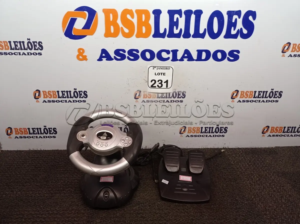 LOTE 231 - 01 VOLANTE PARA VÍDEO GAME COM PEDAIS. (NO ESTADO) ATENÇÃO! FAZER A VISITAÇÃO ANTES DE ARREMATAR, NÃO SABEMOS SE FUNCIONA. LEILÃO NÃO TEM GARANTIA E NEM DEVOLUÇÃO, SUJEITO A POSSÍVEIS AVARIAS VISÍVEIS/OCULTAS E/OU AUSÊNCIA DE COMPONENTES.