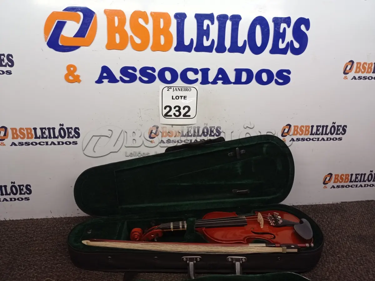 LOTE 232 - 01 VIOLINO MICHEL C/ MALETA. (NO ESTADO) ATENÇÃO! FAZER A VISITAÇÃO ANTES DE ARREMATAR, NÃO SABEMOS SE FUNCIONA. LEILÃO NÃO TEM GARANTIA E NEM DEVOLUÇÃO, SUJEITO A POSSÍVEIS AVARIAS VISÍVEIS/OCULTAS E/OU AUSÊNCIA DE COMPONENTES.