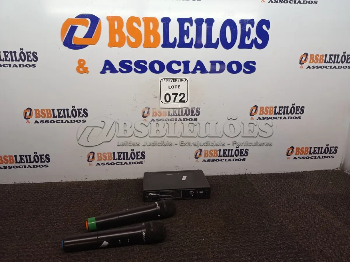 LOTE 072 - 01 BASE COM 2 MICROFONES SEM FIO KADOSH. (NO ESTADO) ATENÇÃO! FAZER A VISITAÇÃO ANTES DE ARREMATAR, NÃO SABEMOS SE FUNCIONA. LEILÃO NÃO TEM GARANTIA E NEM DEVOLUÇÃO, SUJEITO A POSSÍVEIS AVARIAS VISÍVEIS/OCULTAS E/OU AUSÊNCIA DE COMPONENTES.