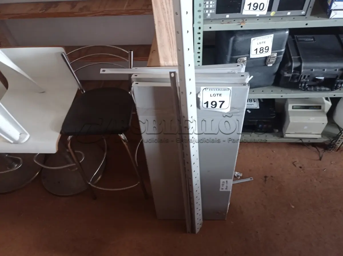 LOTE 197 - 01 ESTANTE DE AÇO DESMONTADA COM 05 PRATELEIRAS. (NOVO) (NO ESTADO) ATENÇÃO! FAZER A VISITAÇÃO ANTES DE ARREMATAR, NÃO SABEMOS SE FUNCIONA. LEILÃO NÃO TEM GARANTIA E NEM DEVOLUÇÃO, SUJEITO A POSSÍVEIS AVARIAS VISÍVEIS/OCULTAS E/OU AUSÊNCIA DE COMPONENTES.