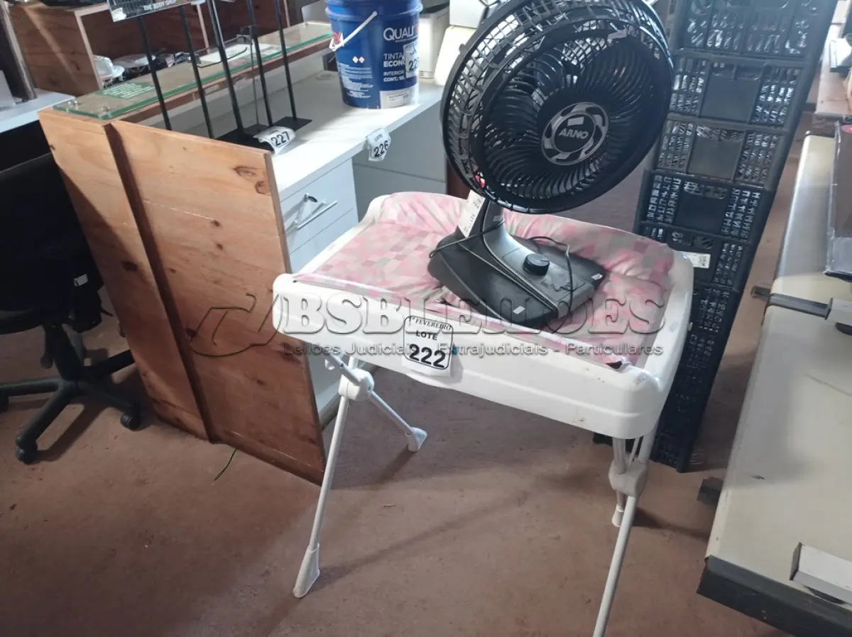 LOTE 222 - 01 TROCADOR PARA BEBÊ E 01 VENTILADOR. (NO ESTADO) ATENÇÃO! FAZER A VISITAÇÃO ANTES DE ARREMATAR, NÃO SABEMOS SE FUNCIONA. LEILÃO NÃO TEM GARANTIA E NEM DEVOLUÇÃO, SUJEITO A POSSÍVEIS AVARIAS VISÍVEIS/OCULTAS E/OU AUSÊNCIA DE COMPONENTES.