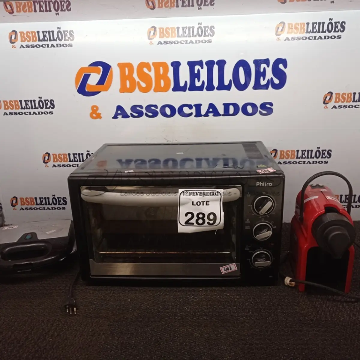 LOTE 289 - 01 FORNO ELÉTRICO, 01 SANDUICHEIRA E 01 CAFETEIRA. (NO ESTADO) ATENÇÃO! FAZER A VISITAÇÃO ANTES DE ARREMATAR, NÃO SABEMOS SE FUNCIONA. LEILÃO NÃO TEM GARANTIA E NEM DEVOLUÇÃO, SUJEITO A POSSÍVEIS AVARIAS VISÍVEIS/OCULTAS E/OU AUSÊNCIA DE COMPONENTES.