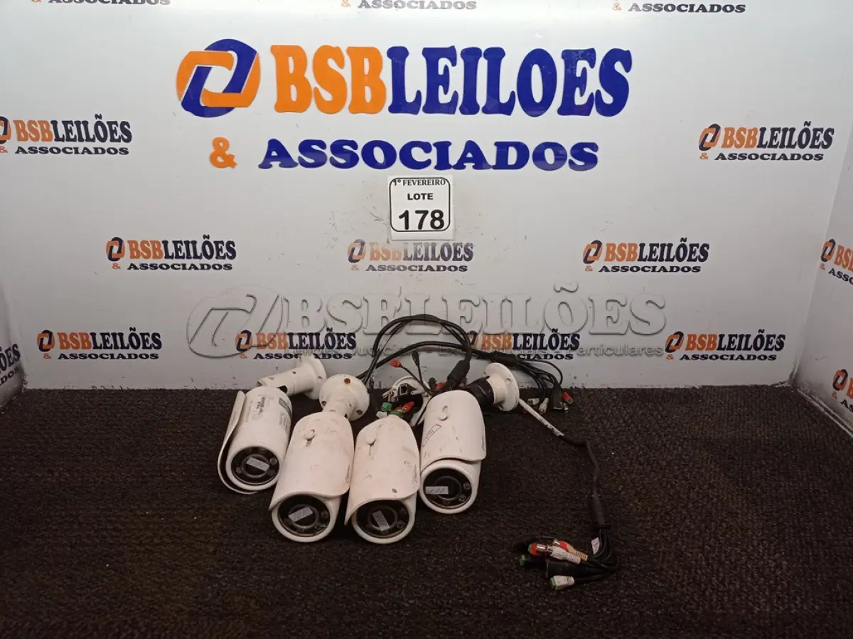 LOTE 178 - 04 CÂMERAS DE VÍDEO. (NO ESTADO) ATENÇÃO! FAZER A VISITAÇÃO ANTES DE ARREMATAR, NÃO SABEMOS SE FUNCIONA. LEILÃO NÃO TEM GARANTIA E NEM DEVOLUÇÃO, SUJEITO A POSSÍVEIS AVARIAS VISÍVEIS/OCULTAS E/OU AUSÊNCIA DE COMPONENTES.