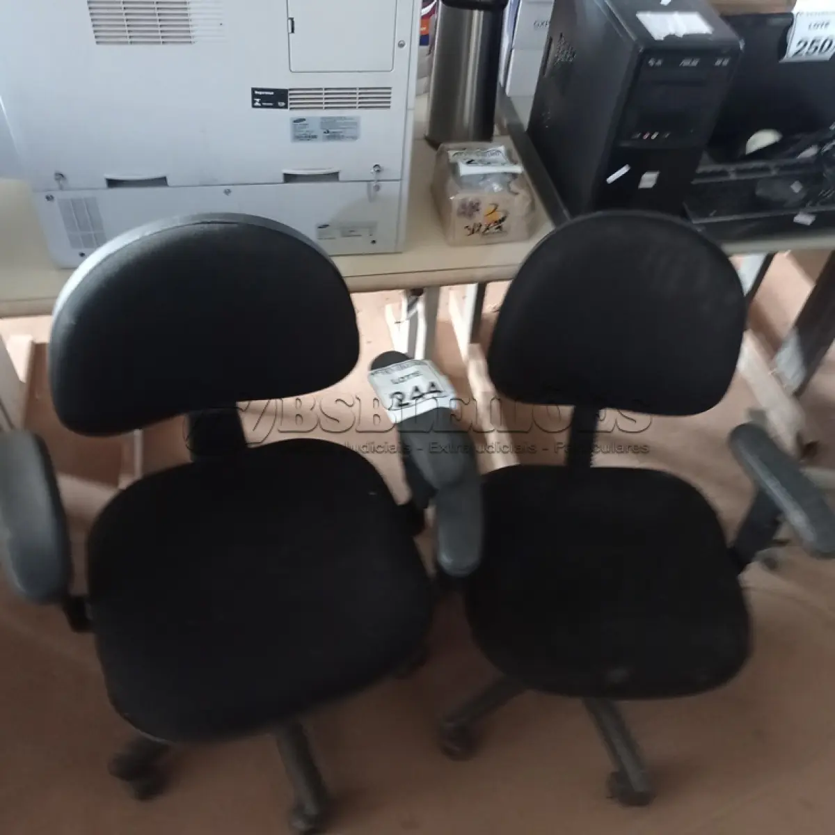 LOTE 244 - 02 CADEIRAS GIRATÓRIAS PARA ESCRITÓRIO. (NO ESTADO) ATENÇÃO! FAZER A VISITAÇÃO ANTES DE ARREMATAR, NÃO SABEMOS SE FUNCIONA. LEILÃO NÃO TEM GARANTIA E NEM DEVOLUÇÃO, SUJEITO A POSSÍVEIS AVARIAS VISÍVEIS/OCULTAS E/OU AUSÊNCIA DE COMPONENTES.