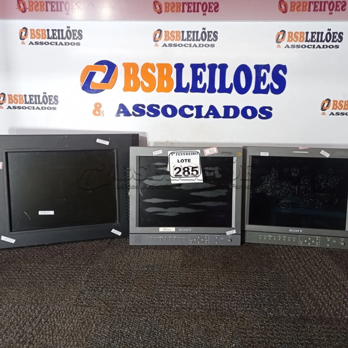 LOTE 285 - 03 MONITORES DIVERSOS. (NO ESTADO) ATENÇÃO! FAZER A VISITAÇÃO ANTES DE ARREMATAR, NÃO SABEMOS SE FUNCIONA. LEILÃO NÃO TEM GARANTIA E NEM DEVOLUÇÃO, SUJEITO A POSSÍVEIS AVARIAS VISÍVEIS/OCULTAS E/OU AUSÊNCIA DE COMPONENTES.