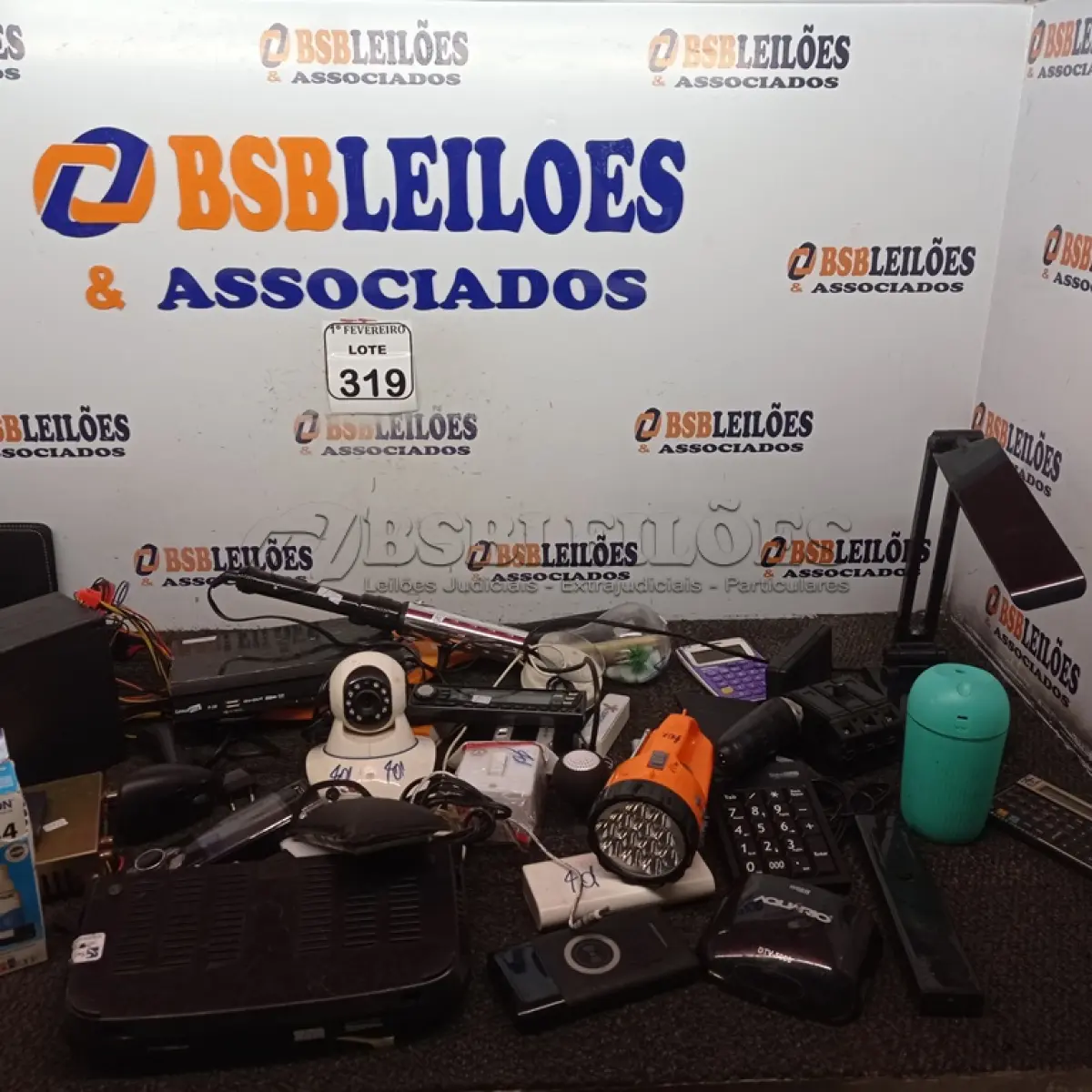 LOTE 319 - 01 LOTE COM FONTES, CARREGADORES PORTÁTEIS, CALCULADORAS E MULTÍMETROS. (NO ESTADO) ATENÇÃO! FAZER A VISITAÇÃO ANTES DE ARREMATAR, NÃO SABEMOS SE FUNCIONA. LEILÃO NÃO TEM GARANTIA E NEM DEVOLUÇÃO, SUJEITO A POSSÍVEIS AVARIAS VISÍVEIS/OCULTAS E/OU AUSÊNCIA DE COMPONENTES.