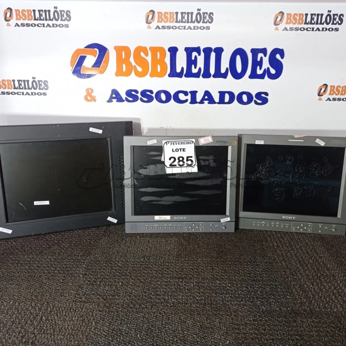 LOTE 285 - 03 MONITORES DIVERSOS. (NO ESTADO) ATENÇÃO! FAZER A VISITAÇÃO ANTES DE ARREMATAR, NÃO SABEMOS SE FUNCIONA. LEILÃO NÃO TEM GARANTIA E NEM DEVOLUÇÃO, SUJEITO A POSSÍVEIS AVARIAS VISÍVEIS/OCULTAS E/OU AUSÊNCIA DE COMPONENTES.