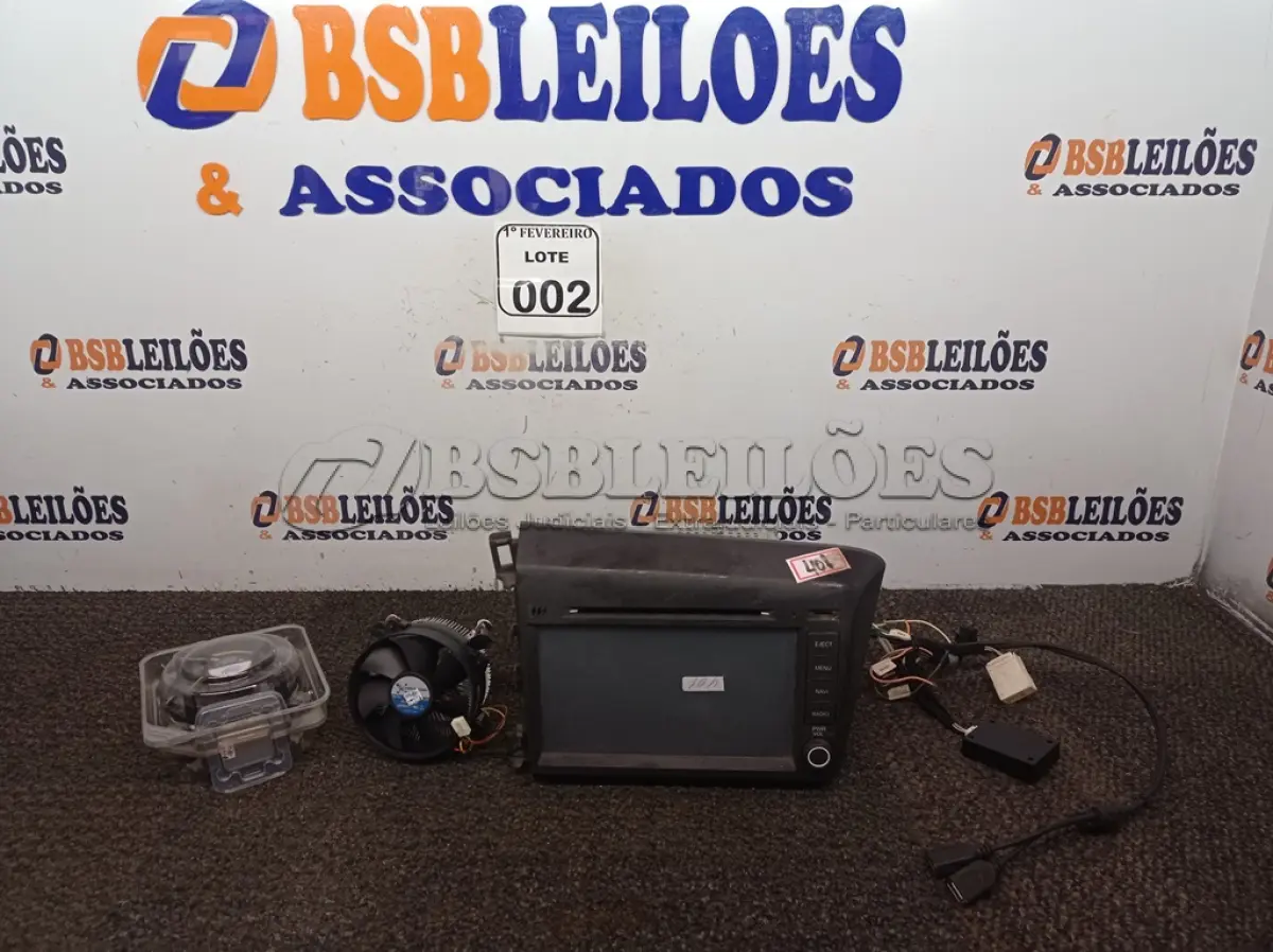 LOTE 002 - 01 APARELHO DE SOM VEICULAR MULTIMÍDIA. (NO ESTADO) ATENÇÃO! FAZER A VISITAÇÃO ANTES DE ARREMATAR, NÃO SABEMOS SE FUNCIONA. LEILÃO NÃO TEM GARANTIA E NEM DEVOLUÇÃO, SUJEITO A POSSÍVEIS AVARIAS VISÍVEIS/OCULTAS E/OU AUSÊNCIA DE COMPONENTES.