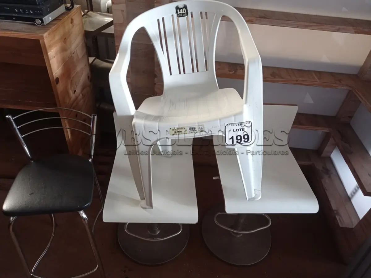 LOTE 199 - 03 BANQUETAS E 01 CADEIRA DE PLÁSTICO. (NO ESTADO) ATENÇÃO! FAZER A VISITAÇÃO ANTES DE ARREMATAR, NÃO SABEMOS SE FUNCIONA. LEILÃO NÃO TEM GARANTIA E NEM DEVOLUÇÃO, SUJEITO A POSSÍVEIS AVARIAS VISÍVEIS/OCULTAS E/OU AUSÊNCIA DE COMPONENTES.