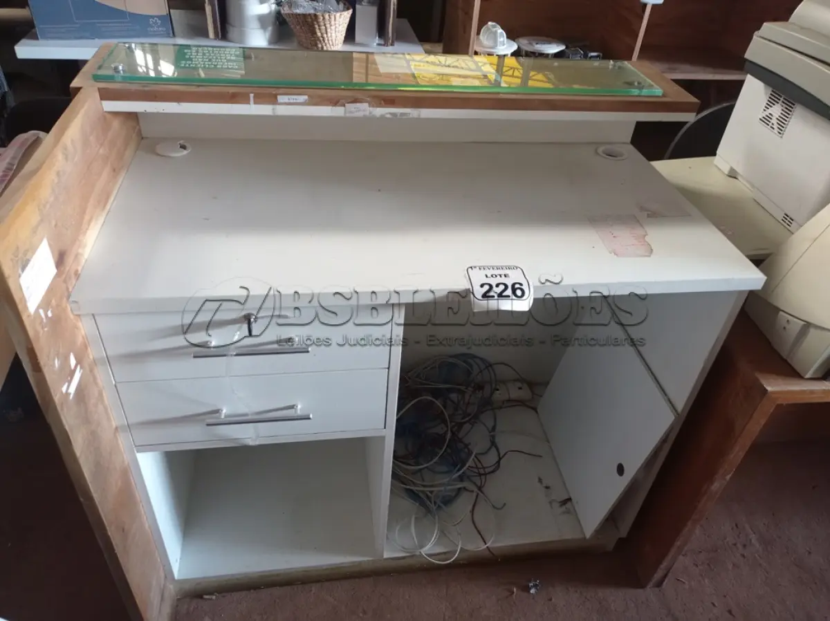 LOTE 226 - 01 BALCÃO CAIXA EM MADEIRA. (NO ESTADO) ATENÇÃO! FAZER A VISITAÇÃO ANTES DE ARREMATAR, NÃO SABEMOS SE FUNCIONA. LEILÃO NÃO TEM GARANTIA E NEM DEVOLUÇÃO, SUJEITO A POSSÍVEIS AVARIAS VISÍVEIS/OCULTAS E/OU AUSÊNCIA DE COMPONENTES.