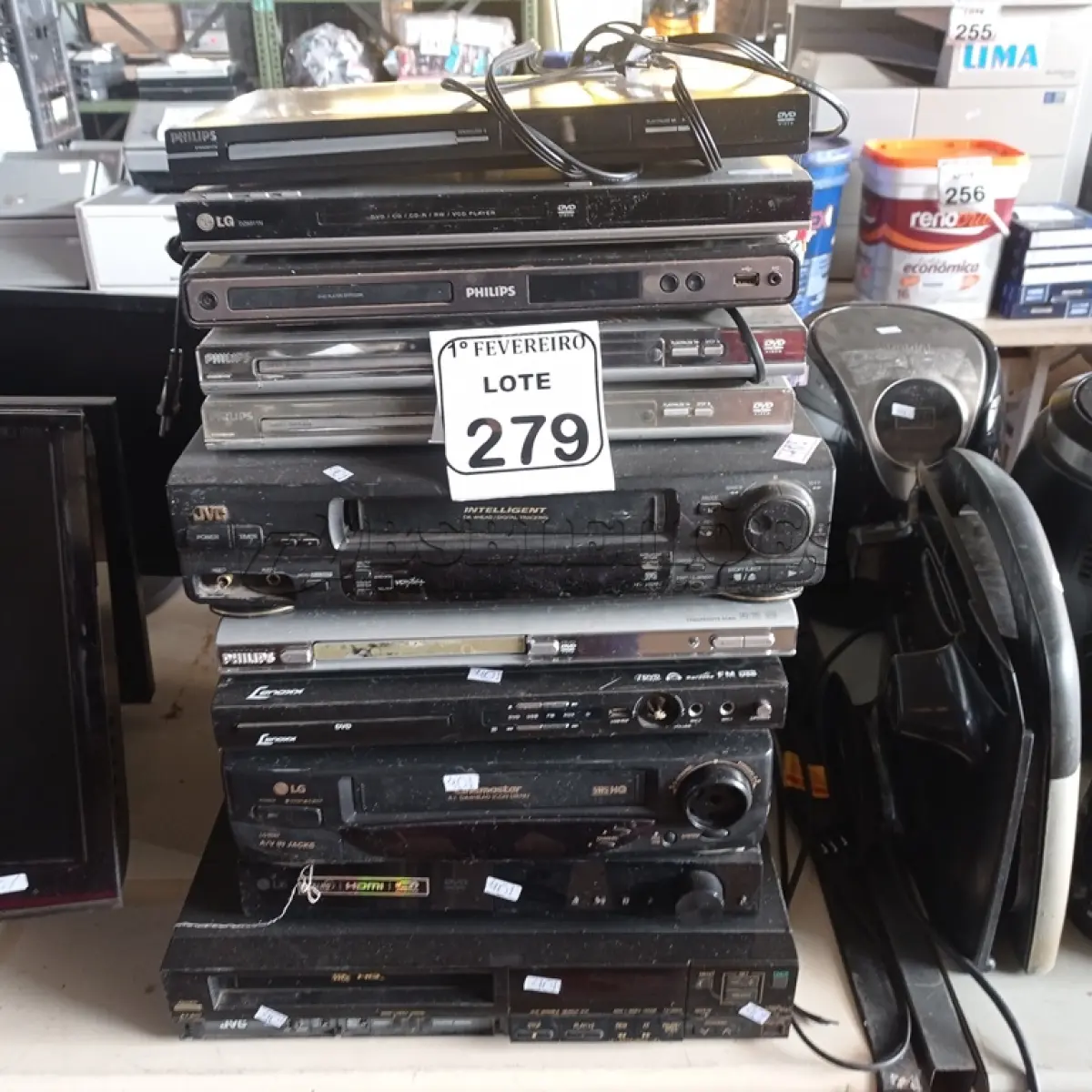 LOTE 279 - 01 LOTE COM DVD’S E VHS DIVERSOS. (NO ESTADO) ATENÇÃO! FAZER A VISITAÇÃO ANTES DE ARREMATAR, NÃO SABEMOS SE FUNCIONA. LEILÃO NÃO TEM GARANTIA E NEM DEVOLUÇÃO, SUJEITO A POSSÍVEIS AVARIAS VISÍVEIS/OCULTAS E/OU AUSÊNCIA DE COMPONENTES.